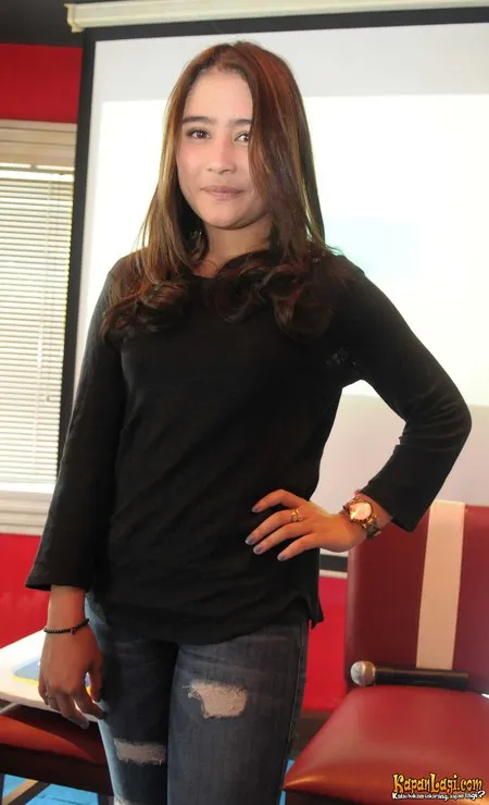 Foto Prilly Latuconsina