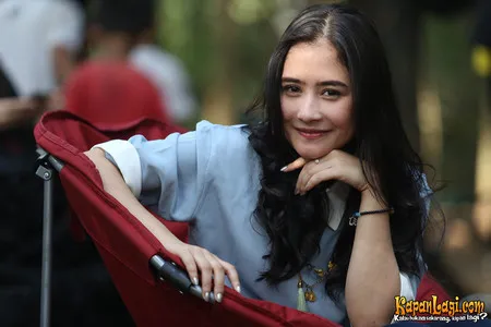 Foto Prilly Latuconsina