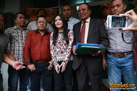 Foto Prilly Latuconsina