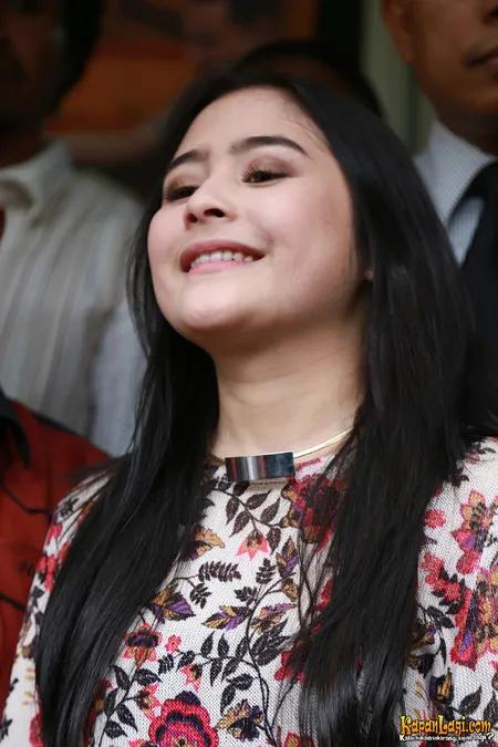 Foto Prilly Latuconsina
