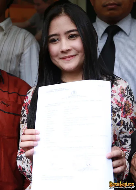 Foto Prilly Latuconsina