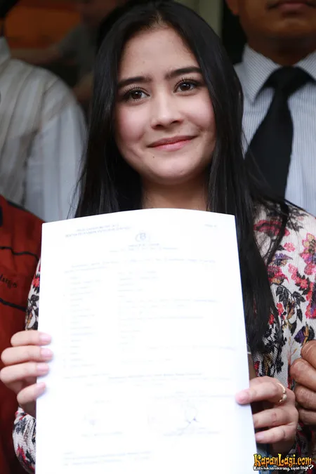 Foto Prilly Latuconsina