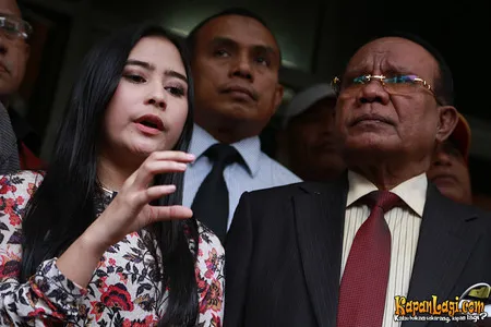 Foto Prilly Latuconsina