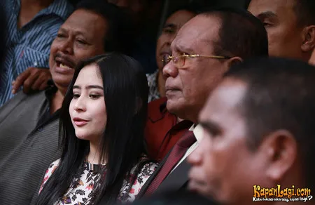 Foto Prilly Latuconsina