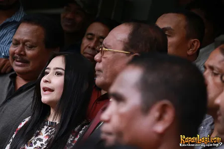Foto Prilly Latuconsina