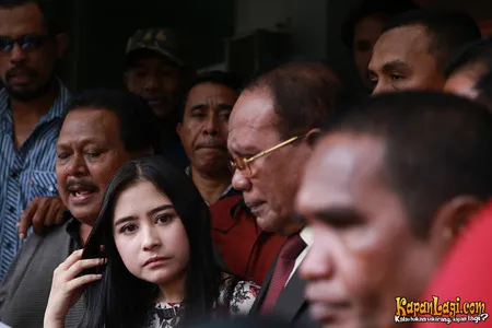 Foto Prilly Latuconsina
