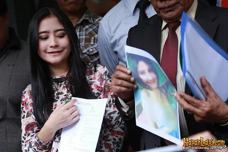 Foto Prilly Latuconsina
