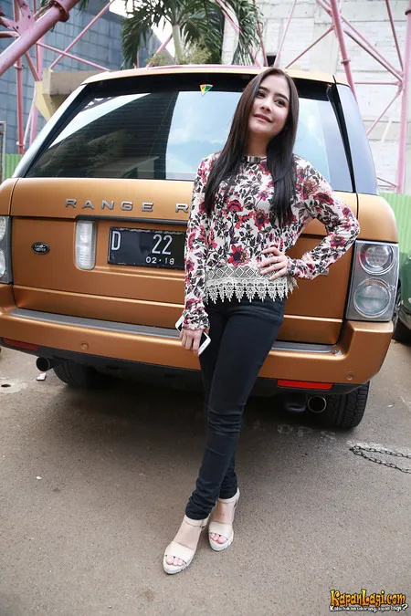 Foto Prilly Latuconsina