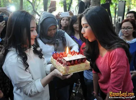 Foto Prilly Latuconsina