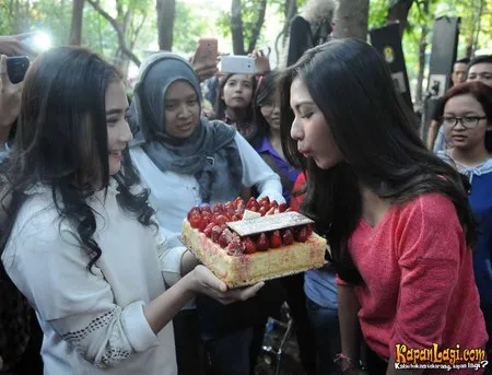 Foto Prilly Latuconsina