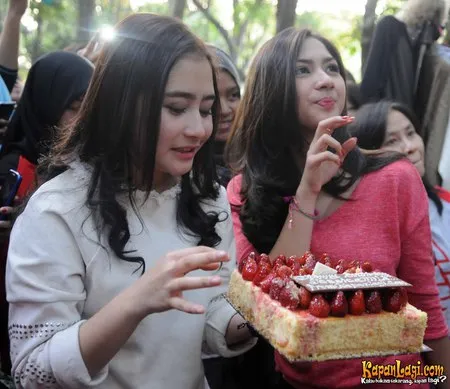 Foto Prilly Latuconsina