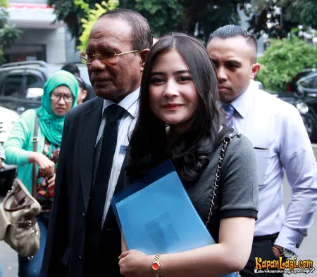 Foto Prilly Latuconsina