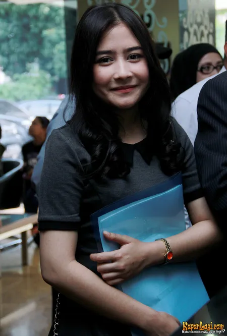 Foto Prilly Latuconsina