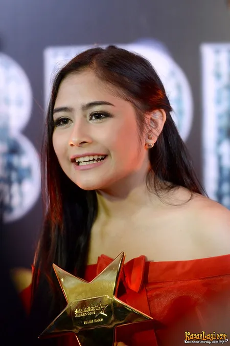 Foto Prilly Latuconsina