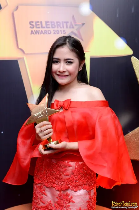 Foto Prilly Latuconsina