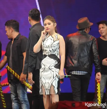 Foto Prilly Latuconsina