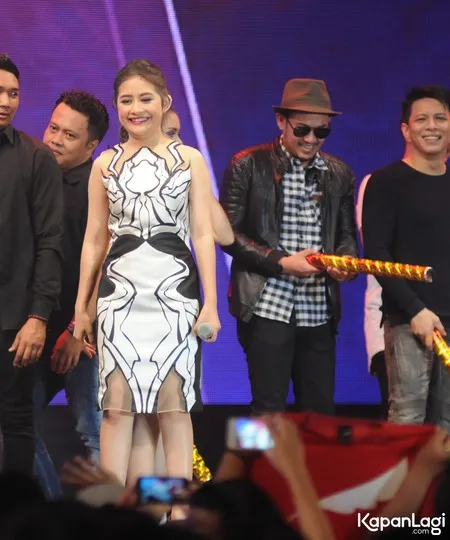 Foto Prilly Latuconsina