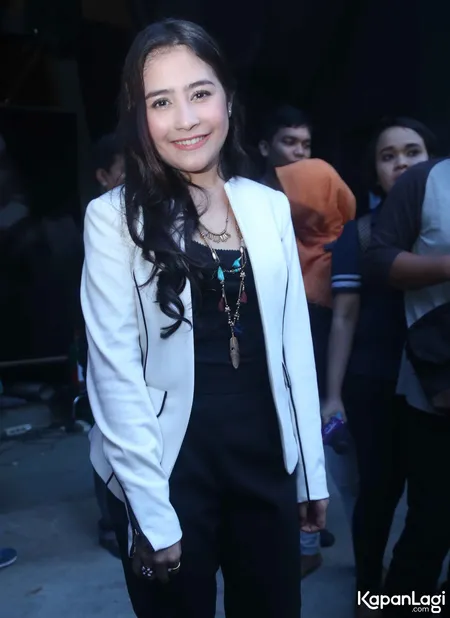 Foto Prilly Latuconsina