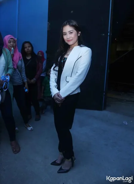 Foto Prilly Latuconsina