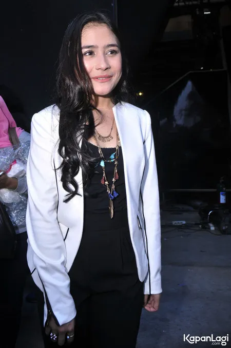 Foto Prilly Latuconsina