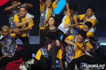 Foto Prilly Latuconsina