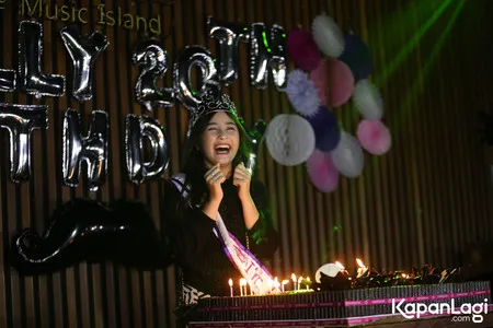 Foto Prilly Latuconsina