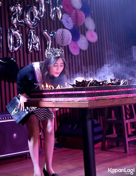 Foto Prilly Latuconsina