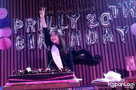 Foto Prilly Latuconsina