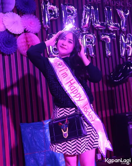 Foto Prilly Latuconsina