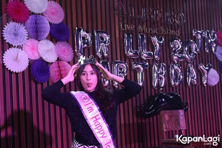 Foto Prilly Latuconsina