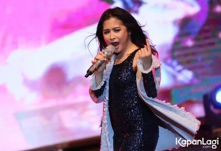 Foto Prilly Latuconsina