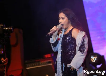 Foto Prilly Latuconsina