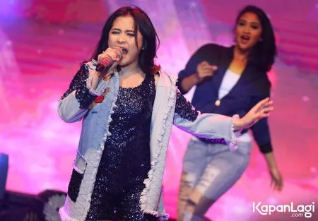 Foto Prilly Latuconsina