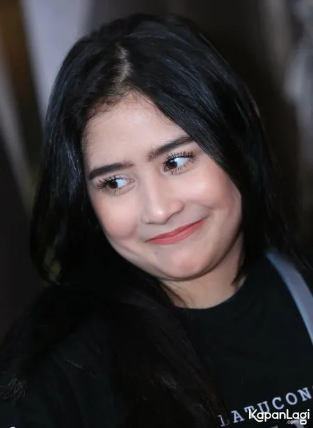 Foto Prilly Latuconsina