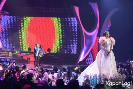 Foto Prilly Latuconsina