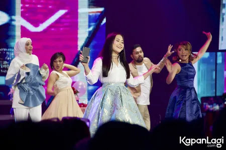 Foto Prilly Latuconsina