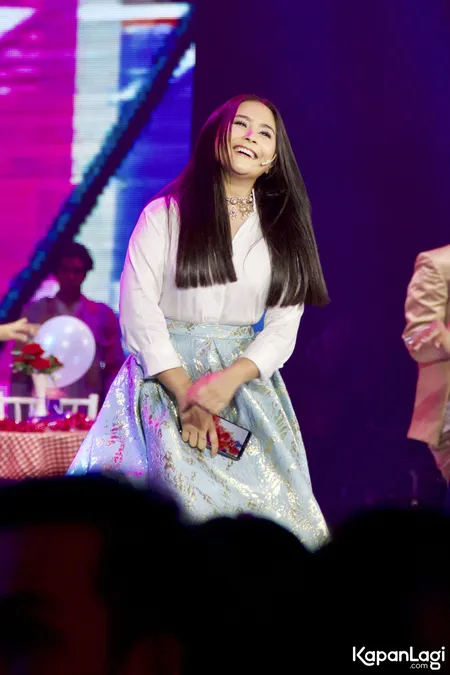 Foto Prilly Latuconsina