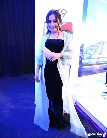 Foto Prilly Latuconsina