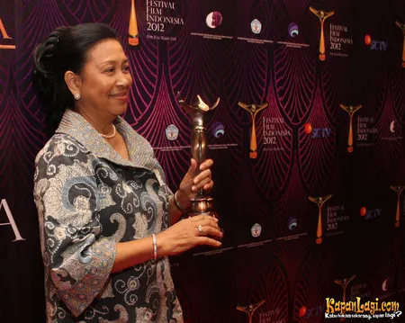 Foto Ratna Riantiarno