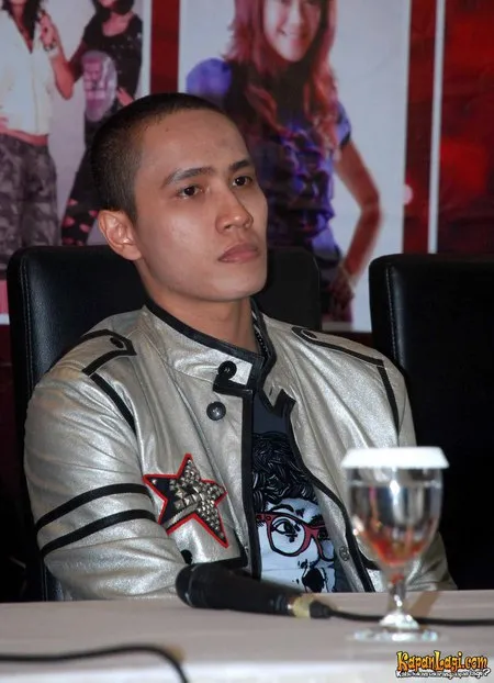 Foto Ressa Herlambang