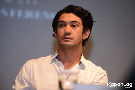 Foto Reza Rahadian