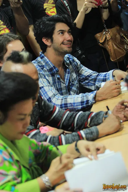 Foto Reza Rahadian