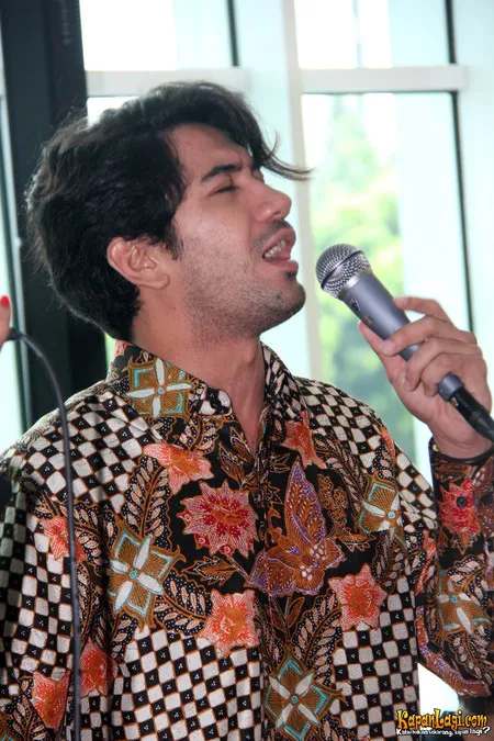 Foto Reza Rahadian
