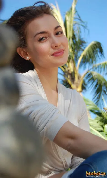 Foto Rianti Cartwright. Nomor Foto: 383