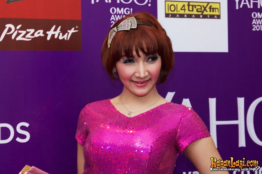 Roro Fitria sebut ada unsur metafisika dalam hilangnya AirAsia. @KapanLagi.com®