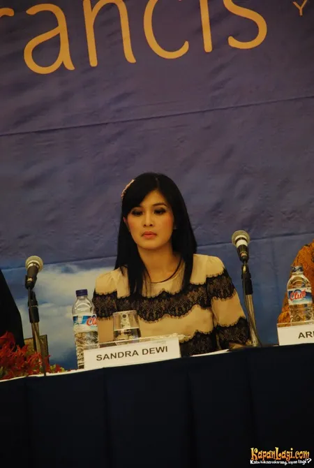 Foto Sandra Dewi