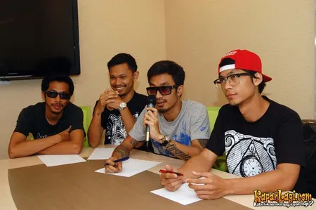 Foto Snickers and the Chicken Fighter