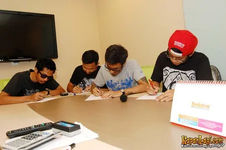 Foto Snickers and the Chicken Fighter