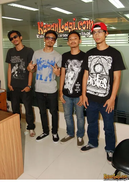 Foto Snickers and the Chicken Fighter