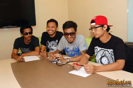 Foto Snickers and the Chicken Fighter